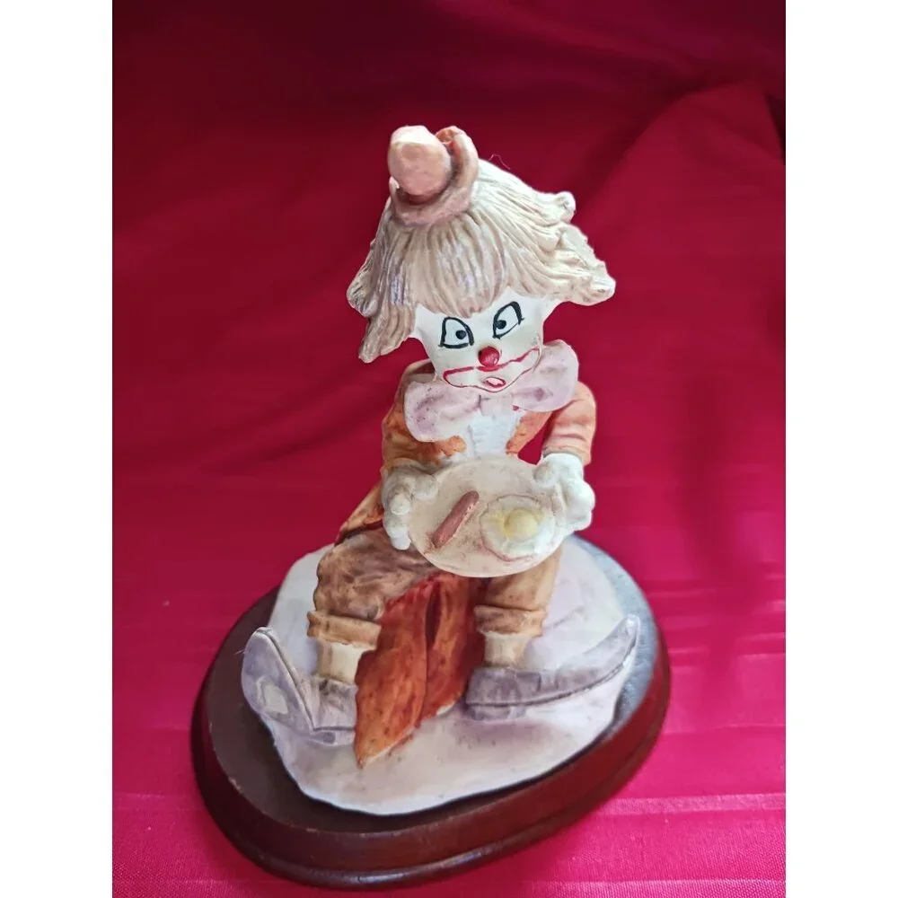 Leonardo Vtg Clown Figurine With A Breakfast Plate On Wooden Base
